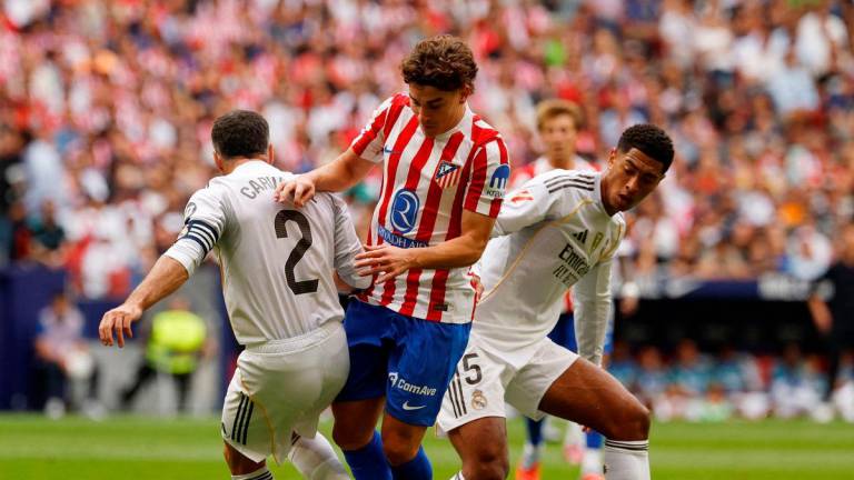 FILE PHOTO: Soccer Football - LaLiga - Atletico Madrid v Real Madrid - Riyadh Air Metropolitano, Madrid, Spain - September 27, 2025 Real Madrid’s Dani Carvajal and Jude Bellingham in action with Atletico Madrid’s Julian Alvarez REUTERS/Susana Vera/File Photo