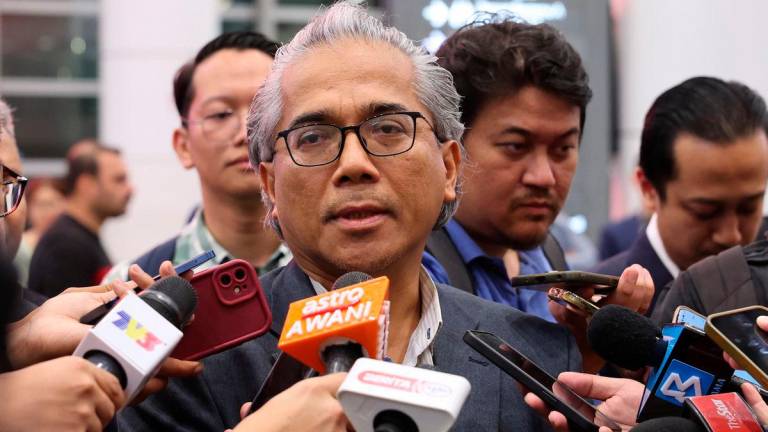 Duta Besar Malaysia ke Iran, Khairi Omar, ketika ditemui media, bersama 24 warganegara Malaysia dari Iran yang selamat tiba di Lapangan Terbang Antarabangsa Kuala Lumpur (KLIA) Terminal 1 malam ini menerusi penerbangan Malaysia Airlines MH781-BERNAMA