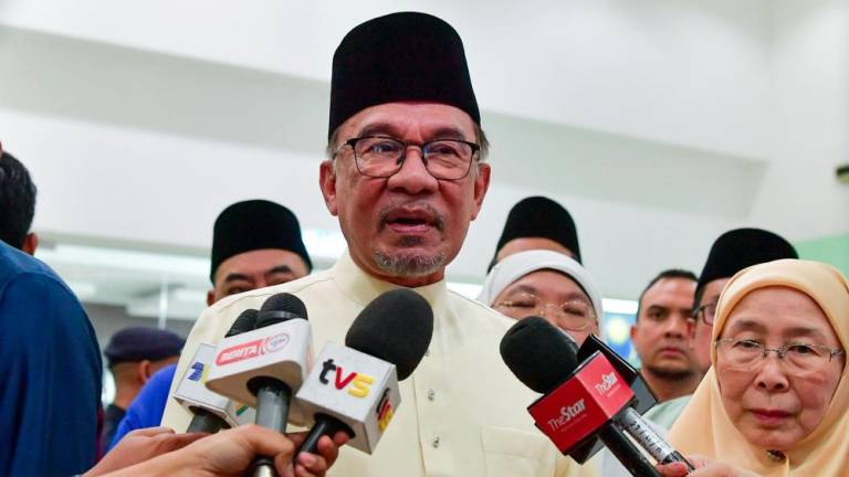 Perdana Menteri Datuk Seri Anwar Ibrahim ketika sidang media selepas sesi ziarah pesakit sempena Hari Raya Aidilfitri di Hospital Kuala Lumpur (HKL) hari ini. - fotoBERNAMA