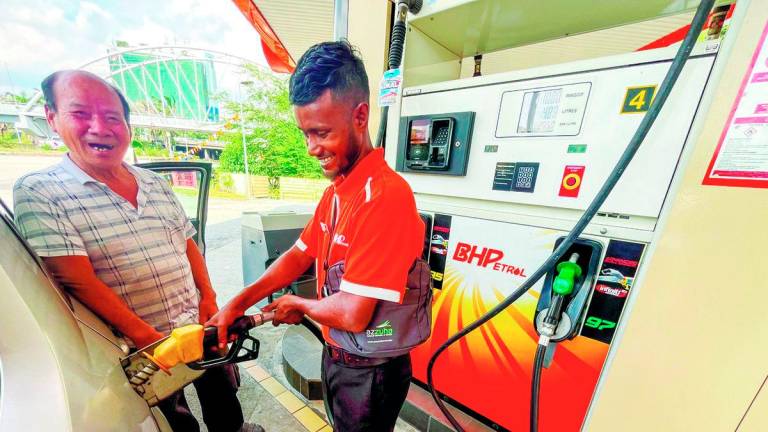 The cheaper RON95 petrol price is expected to ease household expenses, increase purchasing power and support domestic spending. – theSunpix