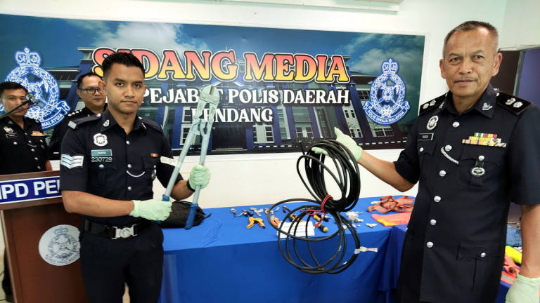 Pendang District Police Chief Supt Rodzi Hassan (right) displaying the seized items during a press conference here today. – BERNAMA