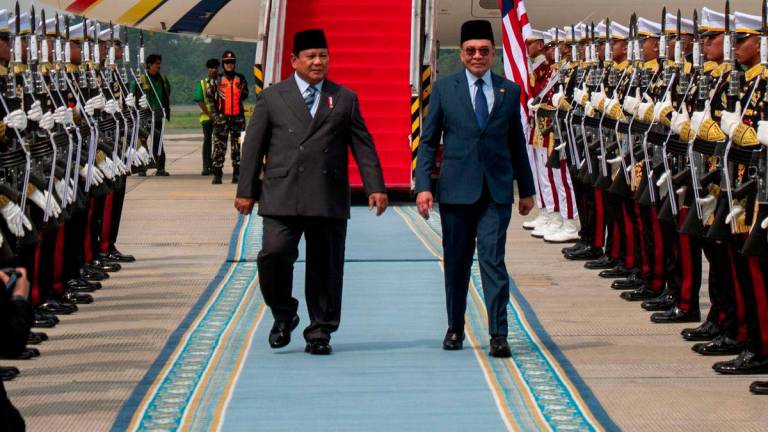 Perdana Menteri Datuk Seri Anwar Ibrahim tiba di Lapangan Terbang Antarabangsa Halim Perdanakusuma, di sini pada 12.57 tengah hari waktu tempatan. - fotoBERNAMA