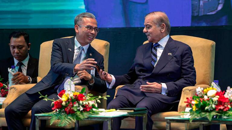 Perdana Menteri Pakistan Muhammad Shehbaz Sharif bersama Menteri Komunikasi Datuk Fahmi Fadzil - BERNAMA
