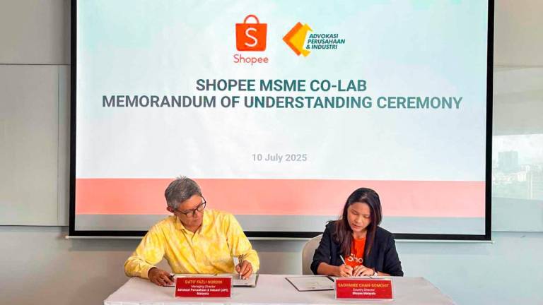 [Left] Dato’ Fazli Nordin, Managing Director, Advokasi Perusahaan dan Industri at the MoU signing ceremony with [right] Saovanee Chan-Somchit, Country Director, Shopee Malaysia.