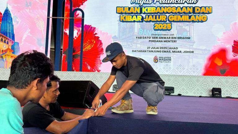 Petugas giat melakukan persiapan terakhir bagi Peluncuran Bulan Kebangsaan dan Kibar Jalur Gemilang (MPBKKJG) 2025 yang diadakan di Dataran Tanjung Emas, dengan tinjauan dilakukan menyaksikan persiapan kini memasuki tahap 90 peratus.
