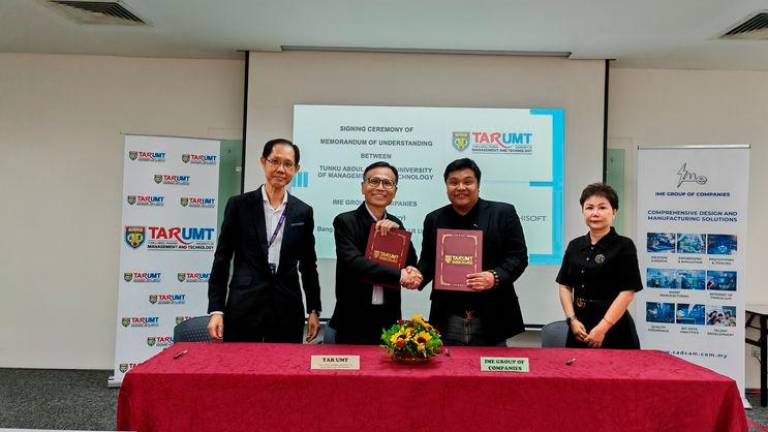 (Second to the keft) Prof Dr Lee posing with Teoh (third) at MOU signing ceremony. Also present Han Seng Kong, Dean of the Faculty of Built Environment) and Syllvia Ng, Head of Portfolio Management, IME