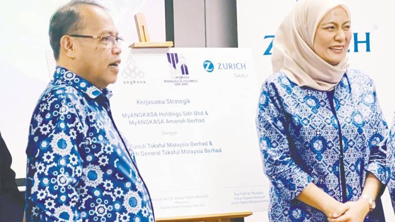 Fattah (left) and Fatihah at the signing ceremony between MyAngkasa and Zurich Takaful Malaysia.