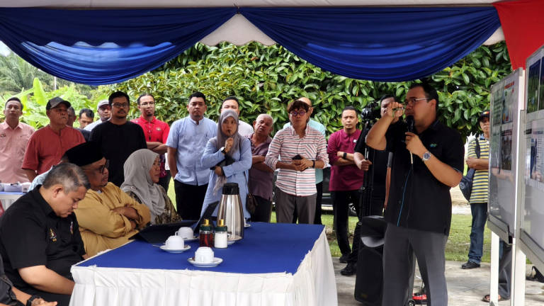 Melaka Chief Minister Datuk Seri Ab Rauf Yusoh (second from left) listens to a brief on flood issues by the State Director of Irrigation and Drainage, Mohd Adnan Ahmad Fauzi (right), at Kampung Lubok Kasau in conjunction with the “Wakil Rakyat Untuk Rakyat” (WRUR) programme for the Bemban State Constituency here today. - BERNAMA
