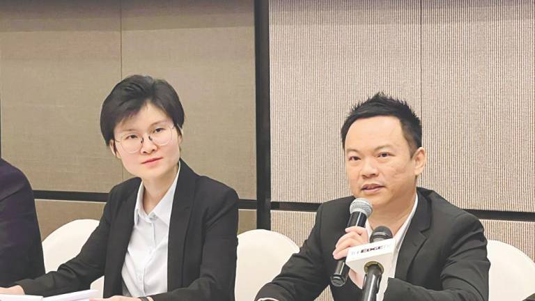 Koh (right) and 3REN head of finance Yeap Siew Wen at a press conference in conjunction with the prospectus launch.