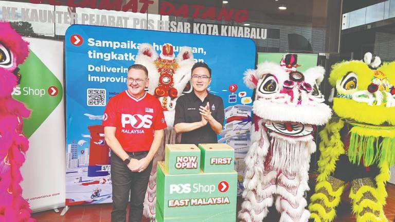 Brewer (left) and Phoong at the launch of Pos Shop in Kota Kinabalu.