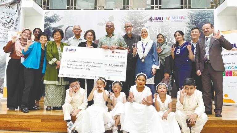 From left: Adibah Hakimi, author of book, Dr Dorothy D’Anne, advocate for the deaf community, Lim, Zubaidah, Suneet, Prof Khoo, Prof George and staff of IMU who supported the book project. Front row: deaf students from SK Pendidikan Khas, Jalan Peel, KL