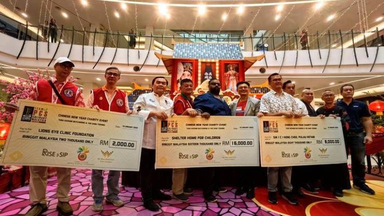 Yee sang tossing and masterful tuna butchering raises funds for charity this CNY