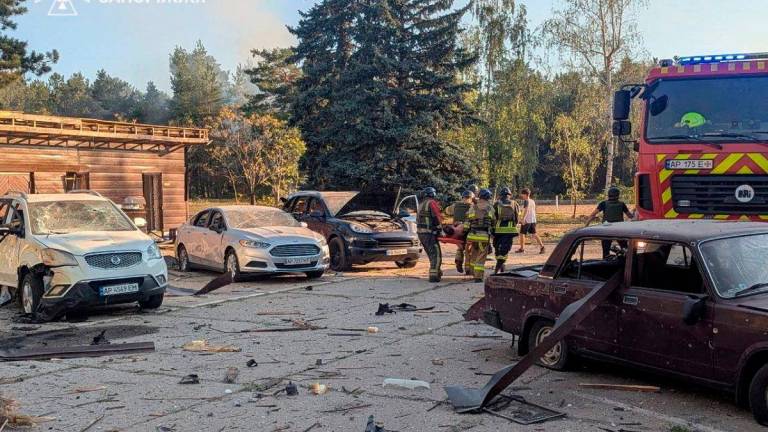 Rescuers evacuate a wounded resident at the site of a Russian military strike, amid Russia’s attack on Ukraine, in Zaporizhzhia region, Ukraine August 6, 2025. Press service of the State Emergency Service of Ukraine in Odesa region/Handout via REUTERS