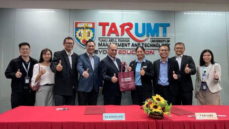 (from left to right): Dr Chan, Ng’s mother Yew Chee Yee, father Ng, Wong Cheng Siung, TAR UMT BOG member, Tan Sri Chan, Ng, Prof Dr Lee, Dr Chook Ka Joo, Vice-President of TAR UMT and Dean of FOAS.