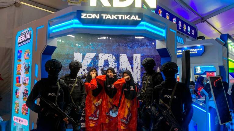 Para pengunjung tidak melepaskan peluang mengambil gambar bersama dengan pasukan taktikal Polis Diraja Malaysia yang julung kali dibawa khas pada Program MADANI Rakyat 2025 Kelantan- BERNAMA