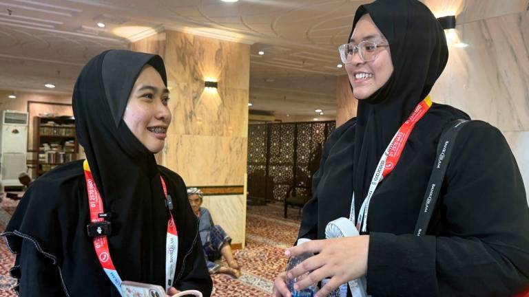Nur Fasihah Athirah Abdul Halim (left) - Bernamapix