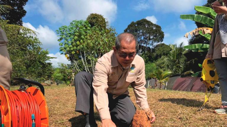 Senior Lecturer at the Faculty of Civil Engineering, Universiti Teknologi Malaysia (UTM), Dr Mohd Nur Asmawisham Alel, uses ABEM Terrameter LS 2 equipment — a resistivity system — to examine the underground structural conditions at the site of ground cracks on a resident’s farm in Jalan Buloh Kasap, Batu 2, here today. – BERNAMA