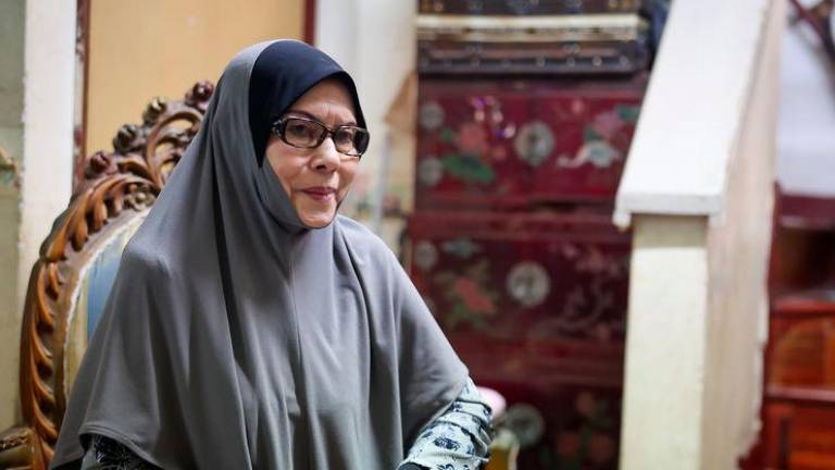 Seniwati Datuk Dr Sarimah Ahmad ketika menerima kunjungan Timbalan Menteri Komunikasi Teo Nie Ching pada program Ziarah Seni MADANI FINAS di kediaman anak Sarimah di Subang Jaya hari ini. - fotoBERNAMA