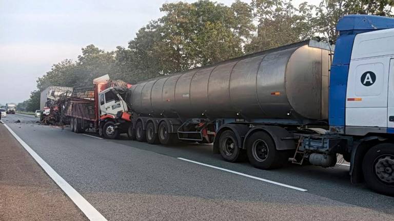 Seorang pemandu dan kelindan maut dalam kemalangan membabitkan tiga lori di Kilometer (KM) 81.9, Lebuhraya Utara Selatan (arah selatan), semalam.