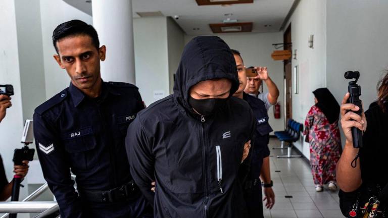 Seorang lelaki dijatuhi hukuman gantung sampai mati oleh Mahkamah Tinggi di sini hari ini atas pertuduhan membunuh seorang pekerja warga Bangladesh di kawasan Sungai Kinta, Sungai Galah, Kampung Gajah, dalam daerah Perak Tengah, tujuh tahun lepas - BERNAMA