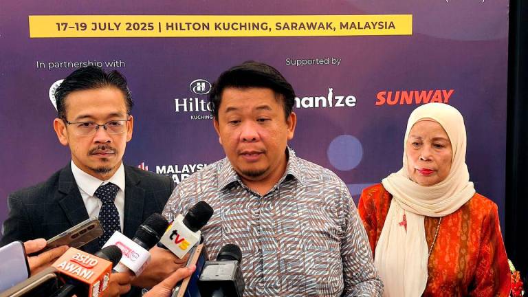 Timbalan Menteri Kesihatan Datuk Lukanisman Awang Sauni (tengah) ditemui pemberita selepas hadir pada Majlis Perasmian “ASEAN Regional Dialogue on Affordable Antiretroviral (ARV) Drugs and Promoting Community-Based Testing (CBT)” hari ini- BERNAMA