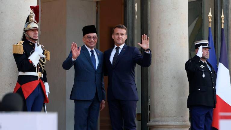 Perdana Menteri Datuk Seri Anwar Ibrahim (dua, kiri) bersama Presiden Perancis Emmanuel Macron di Istana Elysee hari ini-BERNAMA