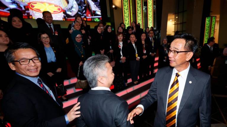 Menteri Pelancongan Industri Kreatif dan Seni Persembahan Sarawak Datuk Seri Abdul Karim Rahman Hamzah beramah mesra dengan petugas kementerian pada persidangan Mesyuarat Kedua bagi Penggal Kedua Dewan Undangan Negeri Sarawak ke-19, yang memasuki hari ketujuh hari ini/BERNAMAPix