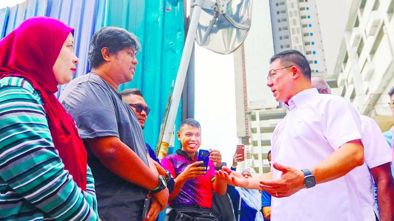 Nga speaking with residents who bought units at Residensi Hektar Gombak at the site of the project. – Adam Amir Hamzah/theSun