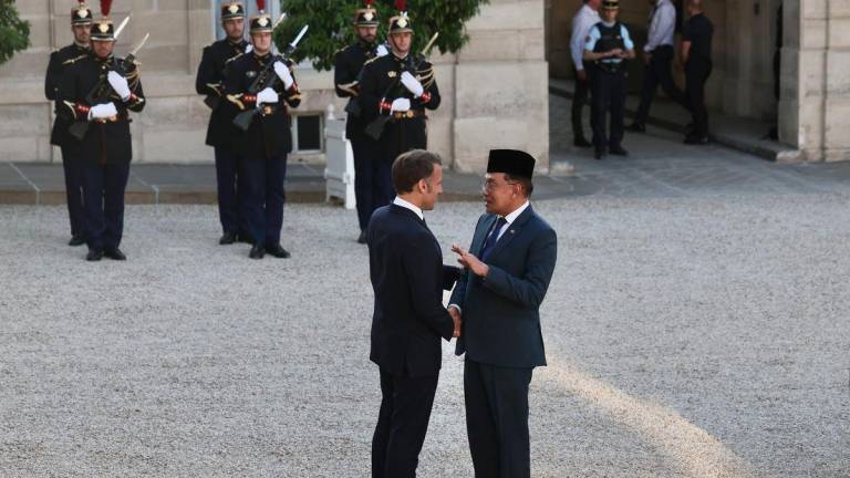 Perdana Menteri Datuk Seri Anwar Ibrahim (kanan) bersalaman bersama Presiden Perancis Emmanuel Macron di Istana Elysee hari ini- BERNAMA
