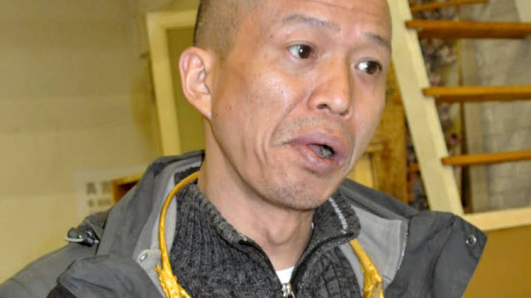 Blood, guts and ribs as Chinese performer suffers for his art