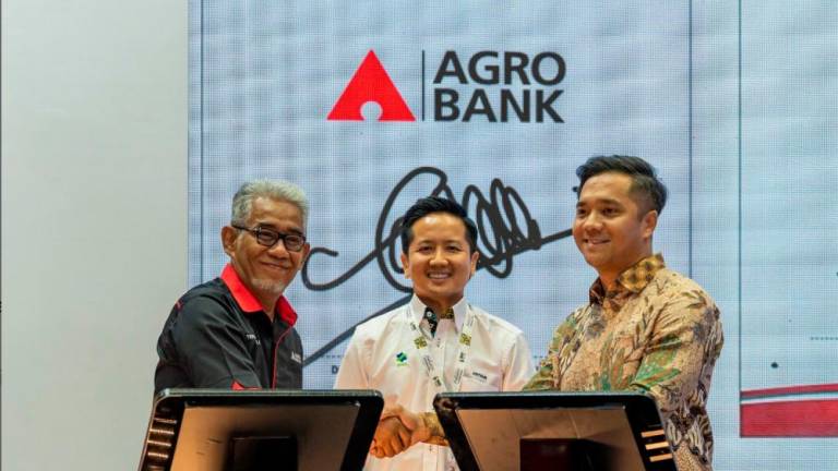 From left: Tengku Ahmad Badli, Deputy Minister of Agriculture and Food Security of Malaysia Arthur Joseph Kurup and Aizat at the signing ceremony on Friday