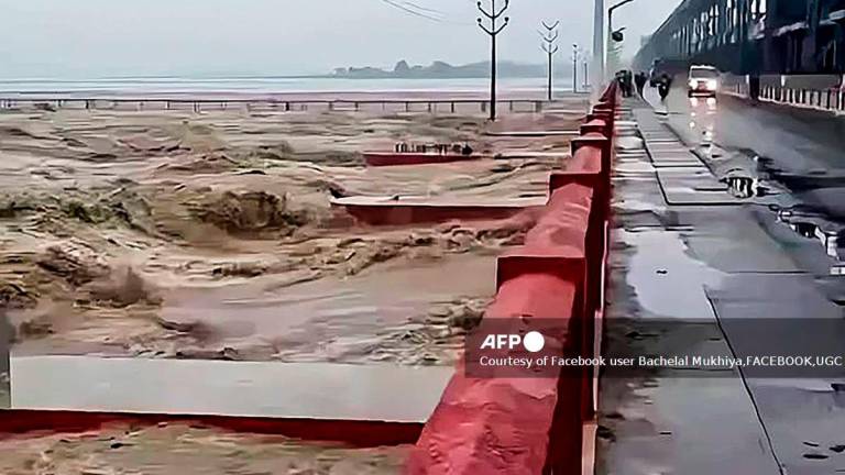 This handout screen grab taken from UGC video footage courtesy of Facebook user Bachelal Mukhiya taken and received on October 5, 2025 shows high tidal waves crashing Koshi Barrage at Bhardaha in Saptari district, Madhesh province after river Koshi overflowed owing to heavy rain showers. (Photo by Courtesy of Facebook user Bachelal Mukhiya,FACEBOOK,UGC / AFP) - AFP PHOTO/COURTESY OF FACEBOOK USER BACHELAL MUKHIYA/HANDOUT
