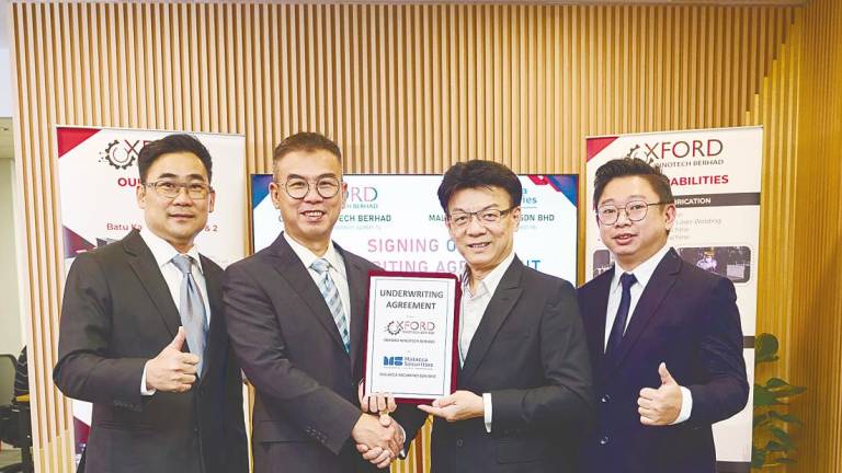 From left : OXB executive director Oh Yen San, Ng, Malacca Securities corporate finance committee chairman Tan Kok Tiam and corporate finance co-head Law Kim Fatt.