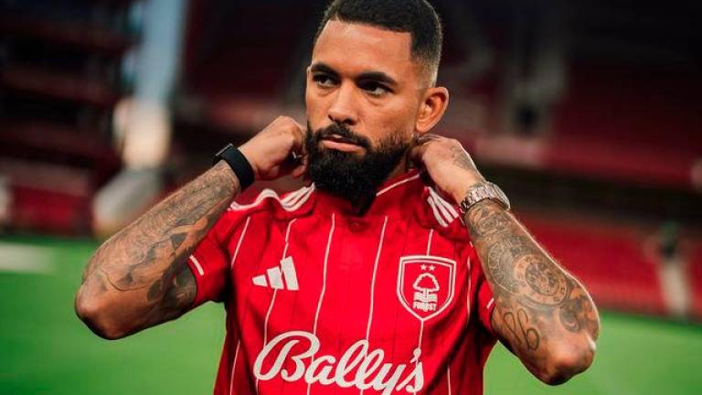 Douglas Luiz. Nottingham Forest FB