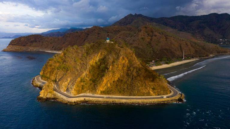Keindahan monumen Cristo Rei berdiri megah menghadap Lautan Pasifik, melengkapkan keindahan landskap bandar Dili yang terkenal dengan pantai berpasir putih dan air laut jernih- BERNAMA