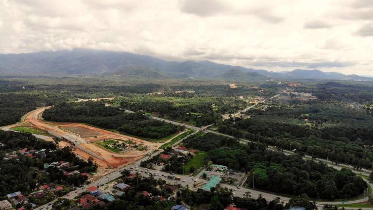 Pemandangan udara projek Lebuhraya Persisiran Pantai Barat (WCE) yang diambil berdekatan Plaza Tol Changkat Jering - fotoBERNAMA