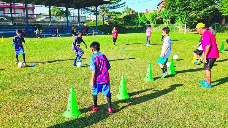 Players in training at SJK(C) Kampung Seri Sikamat. – R. ANBALAGAN/THESUN