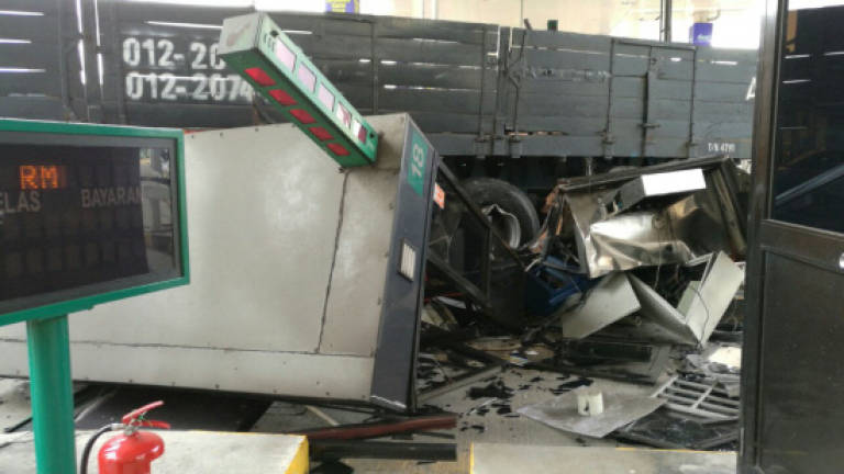 Trailer crashes into NKVE toll booth