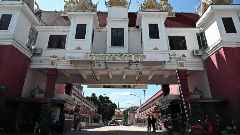 Anggota Polis Thailand berjaga di Pusat Pemeriksaan Sempadan Antarabangsa Ban Khlong Luek yang ditutup antara Thailand dan Kemboja, di daerah Aranyaprathet, wilayah Sa Kaeo, Thailand pada 24 Jun 2025. - AFPPIX