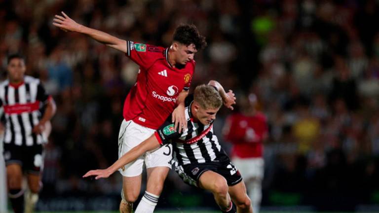 Football - Carabao Cup - Second Round - Grimsby Town v Manchester United - Blundell Park, Grimsby, Britain - August 27, 2025Manchester United's Tyler Fredricson in action with Grimsby Town's Cameron Gardner - REUTERSPIX