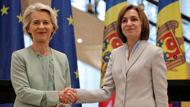 Moldovan President Maia Sandu shakes hands with European Commission president Ursula von der Leyen during a joint press conference in Chisinau, Moldova October 10, 2024. - REUTERSPIX