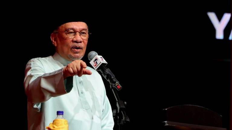 Perdana Menteri Datuk Seri Anwar Ibrahim menyampaikan amanat pada Majlis Perjumpaan Perdana Menteri Bersama Warga Jabatan Perdana Menteri (JPM) Bagi Bulan Januari Tahun 2025 dan Amanat Tahun Baharu 2025 di Puspanitapuri hari ini. - fotoBERNAMA