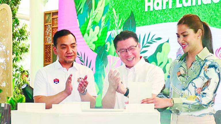 Consort of Johor Crown Prince Tunku Ismail, Che’ Puan Mahkota Khaleeda Johor, accompanied by Nga and Johor Menteri Besar Datuk Onn Hafiz Ghazi, officiates at the launch ceremony at Taman Bandar Bukit Layang-Layang in Pasir Gudang on Wednesday. – BERNAMAPIC