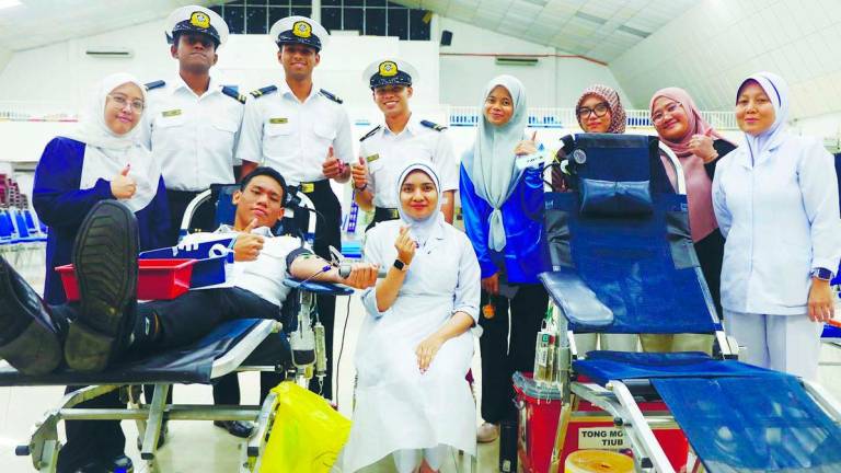 Donors in uniform roll up their sleeves, supervised by hospital nurses. – SIVAA TANGAI RAJU/THESUN