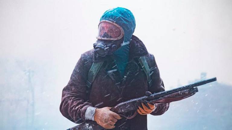 Juan’s military experience comes into play against The Eternaut’s hostile forces. – PIC FROM NETFLIX