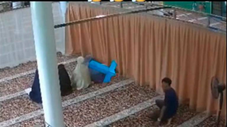 Screenshot of the incident via TikTok @abang.long580