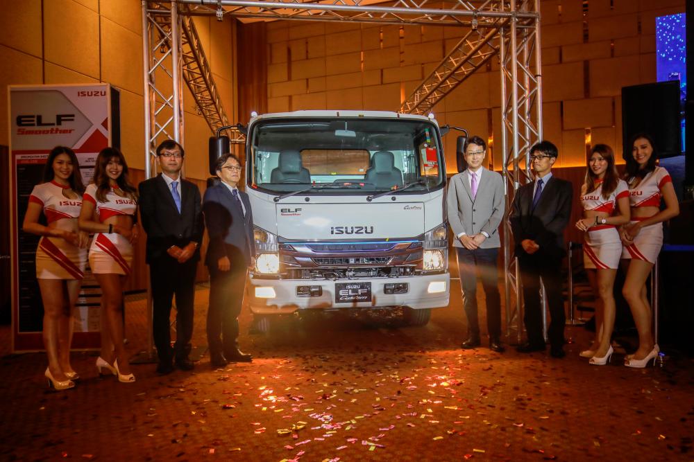 Isuzu Malaysia CEO Koji Nakamura (third from left), next to Isuzu Motors Limited sales division executive officer Hirokazu Okubo, and Isuzu Global Commercial Vehicle Engineering Center Co Ltd chief engineer for light-duty and medium-duty lorries Ken Ueda (fourth from right), who is next to Isuzu Malaysia chief operating officer Atsunori Murata, presenting the Elf with ‘Smoother’ AMT, to the media this afternoon.