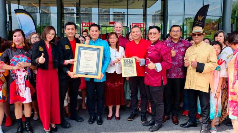 Dato’Dr.Colin Lee, Managing Director of KLWC &amp; Dato’Sri Dr.Vincent Tiew, Executive Director of KLWC received the ASEAN RECORD Certificate and witnessed by Y.B. Puan Teresa Kok Suh Sim, Member of Parliament (MP) for Seputeh &amp; En. Mohd Amirul Rizal Abdul Rahim, Head of Secretariat Visit Malaysia 2026 &amp; Y.B. Tuan Ng Sze Han, EXCO of Investment, Trade, and Mobility at the Selangor State Government.