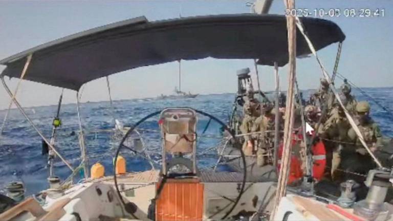 Tangkap layar daripada video siaran langsung menunjukkan pasukan tentera laut Israel menghampiri kapal Marinette, yang dipercayai satu-satunya kapal dari Flotila Global Sumud yang masih belayar menuju ke Gaza, yang menurut penganjur flotila kini telah dipintas, 3 Oktober 2025. - Global Sumud Flotilla/Peredaran melalui Reuters