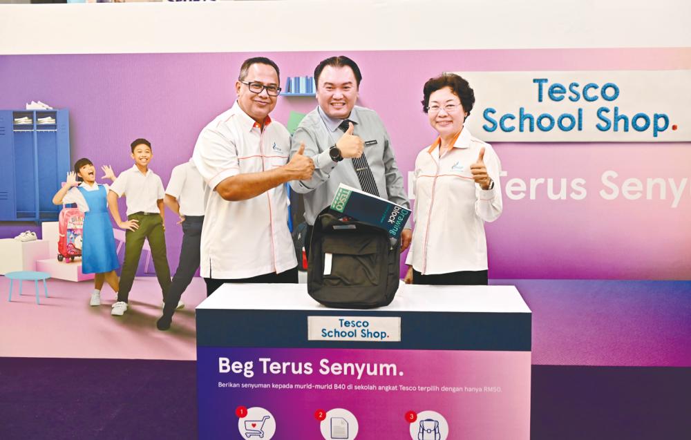 Tesco Malaysia product director, Kenneth Chuah (middle) launching the Beg Terus Senyum corporate social responsibility initiative alongside PINTAR Foundation board of trustees, Sabri Abdul Rahman and PINTAR Foundation CEO Karimah Tan Abdullah.